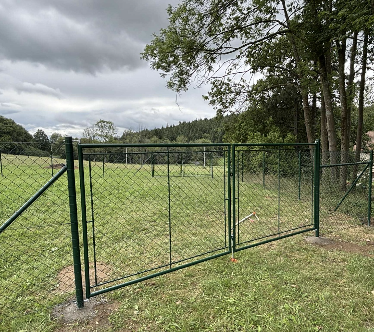 Dvoukřídlá brána s pletivovým oplocením